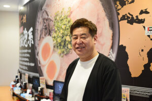 【博多一幸舎・幸ちゃん ラーメン　国内14店舗展開】採用困難な状況下で特定技能ミャンマー人材を導入。彼らの真面目な勤務態度が既存社員にも好影響を与え、職場全体の生産性が向上。