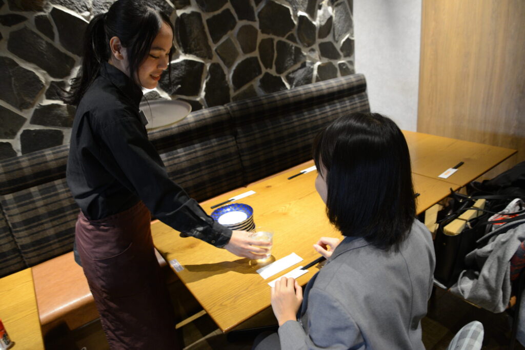 レストランで接客をするミャンマー人