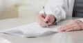 契約書にサインしている