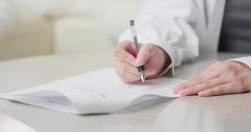 契約書にサインしている